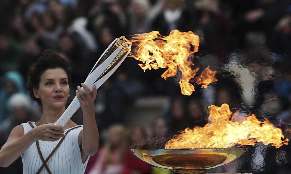 JO d'hiver 2022 : la flamme olympique allumée à huis clos