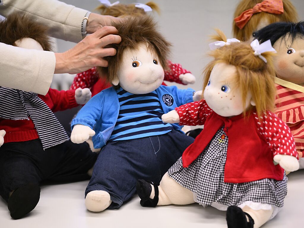 Nouvelle approche en gériatrie: Des poupées donnent un coup de main aux  soignants